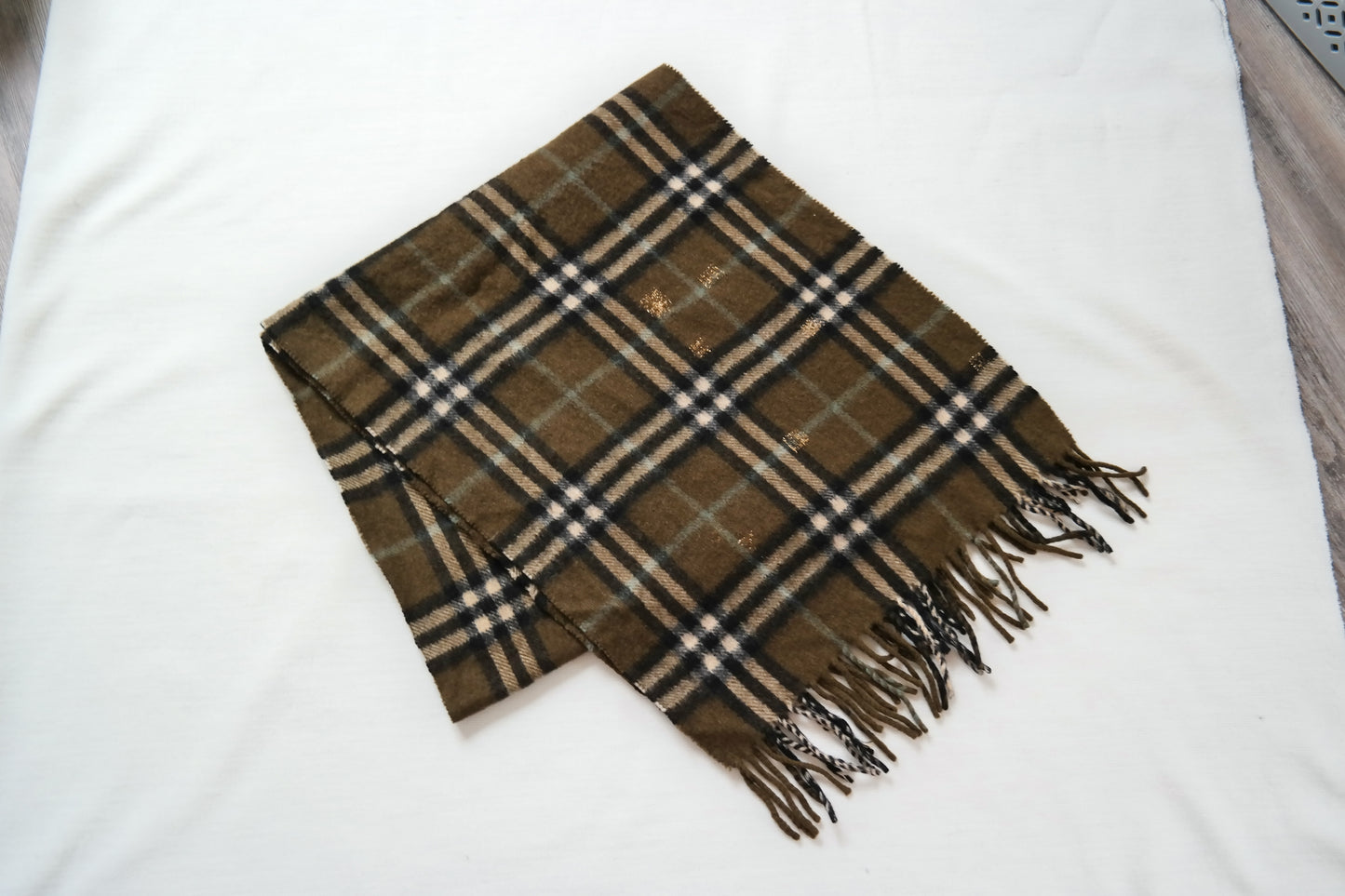 Kaschmir Schal Burberry in Olivgrün mit Tartanmuster und goldenen Reparaturen