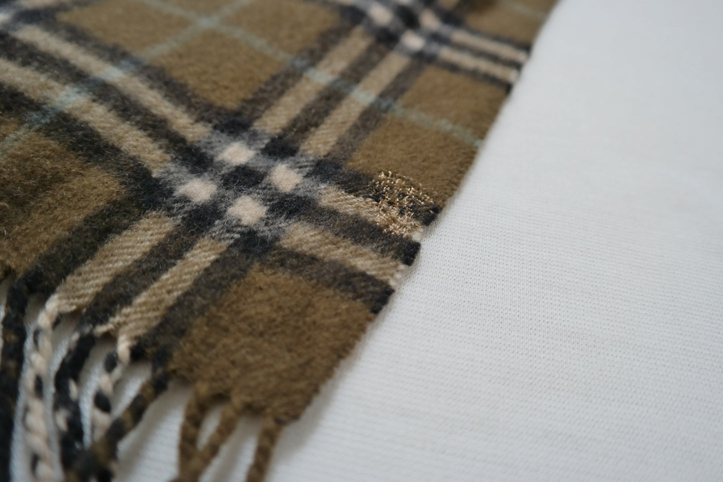 Kaschmir Schal Burberry in Olivgrün mit Tartanmuster und goldenen Reparaturen