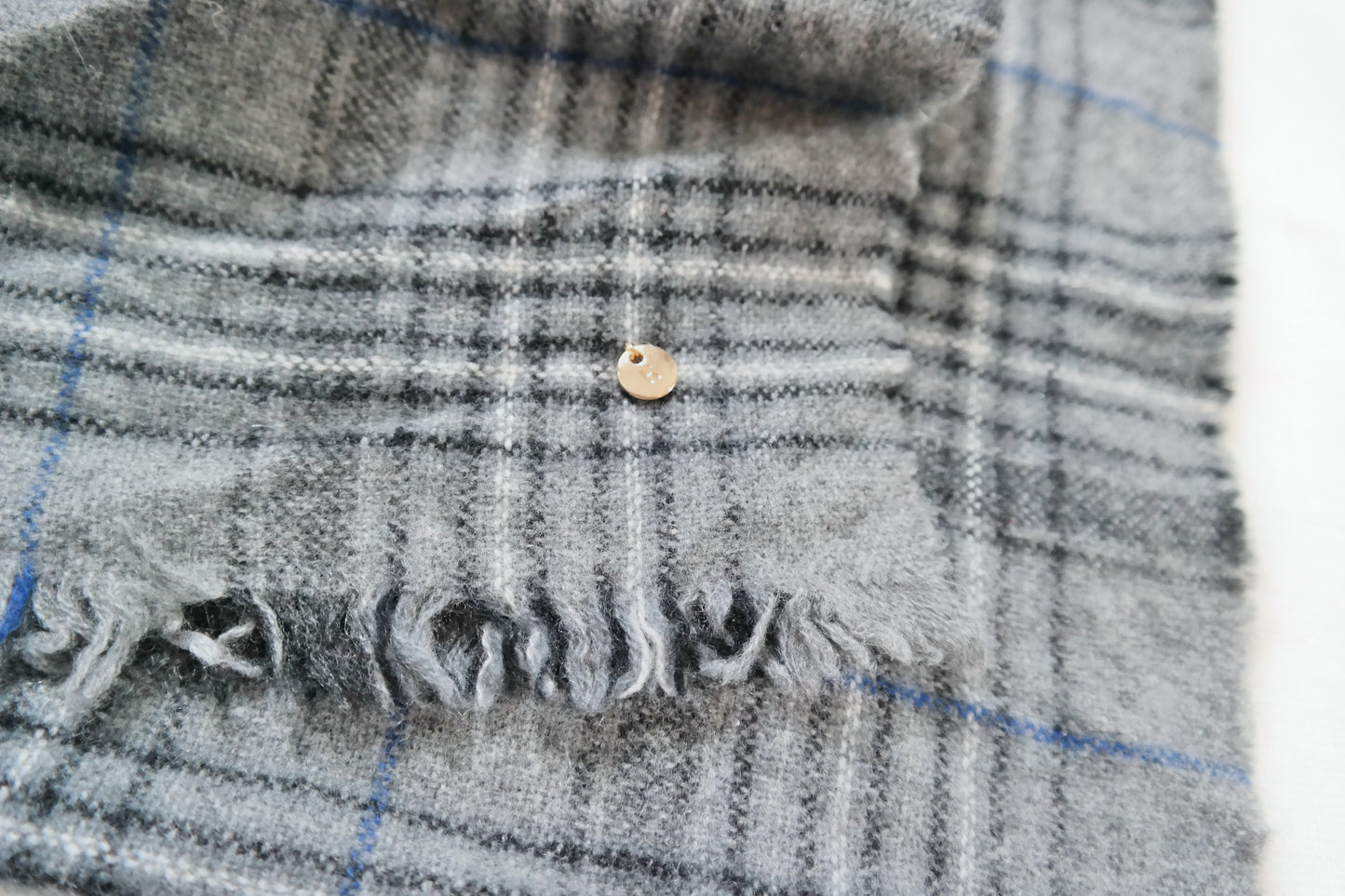 Kaschmir Schal in Grau mit Tartanmuster und goldenen Reparaturen