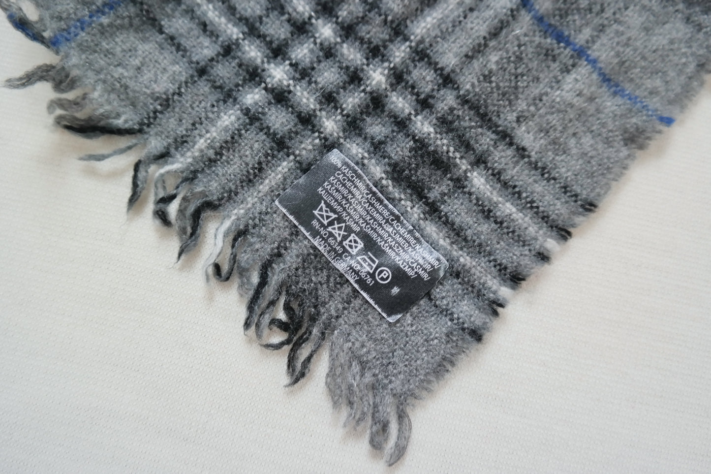 Kaschmir Schal in Grau mit Tartanmuster und goldenen Reparaturen