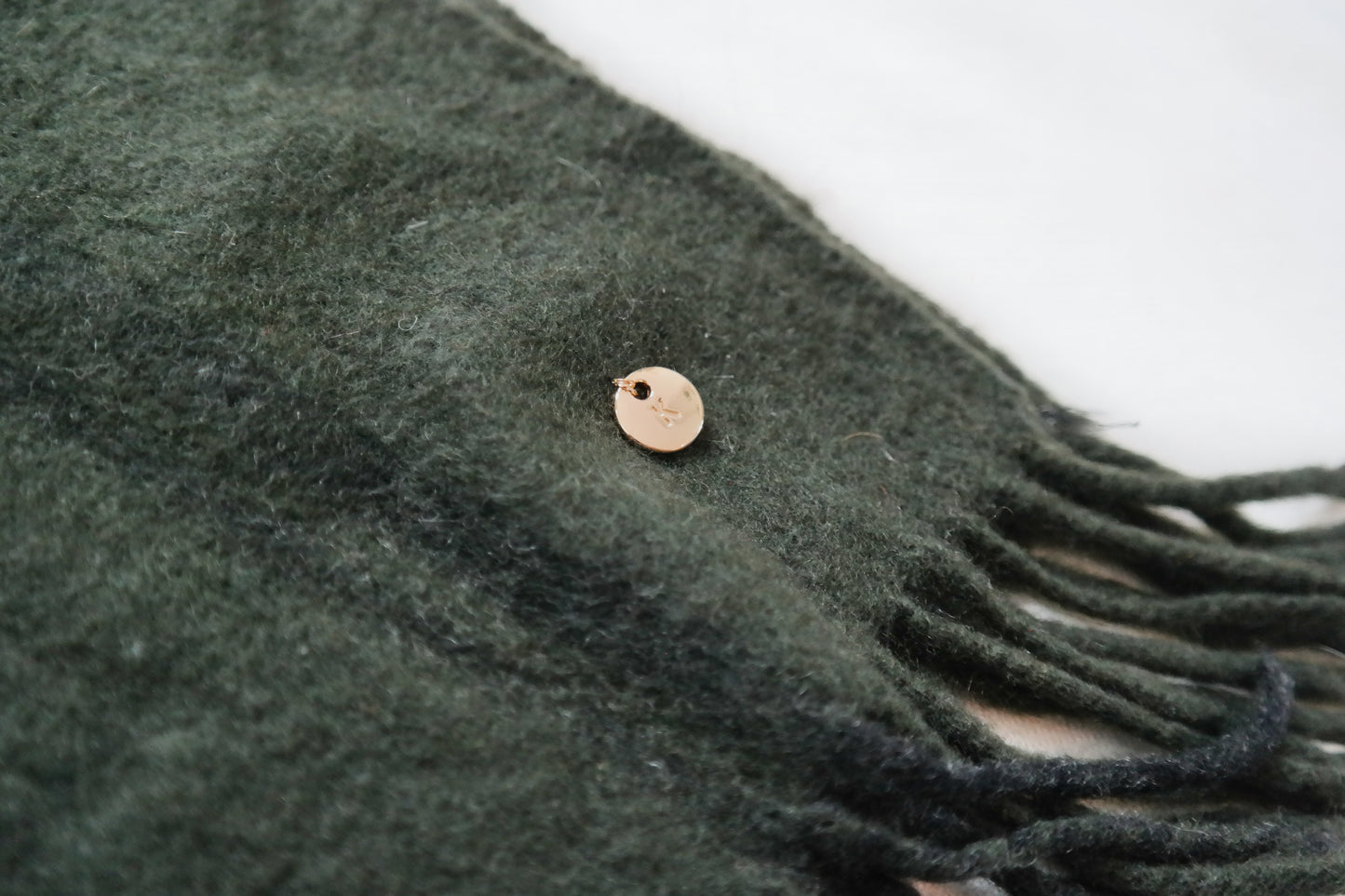Kaschmir Schal Dunkelgrün mit Tartanmuster und goldenen Reparaturen