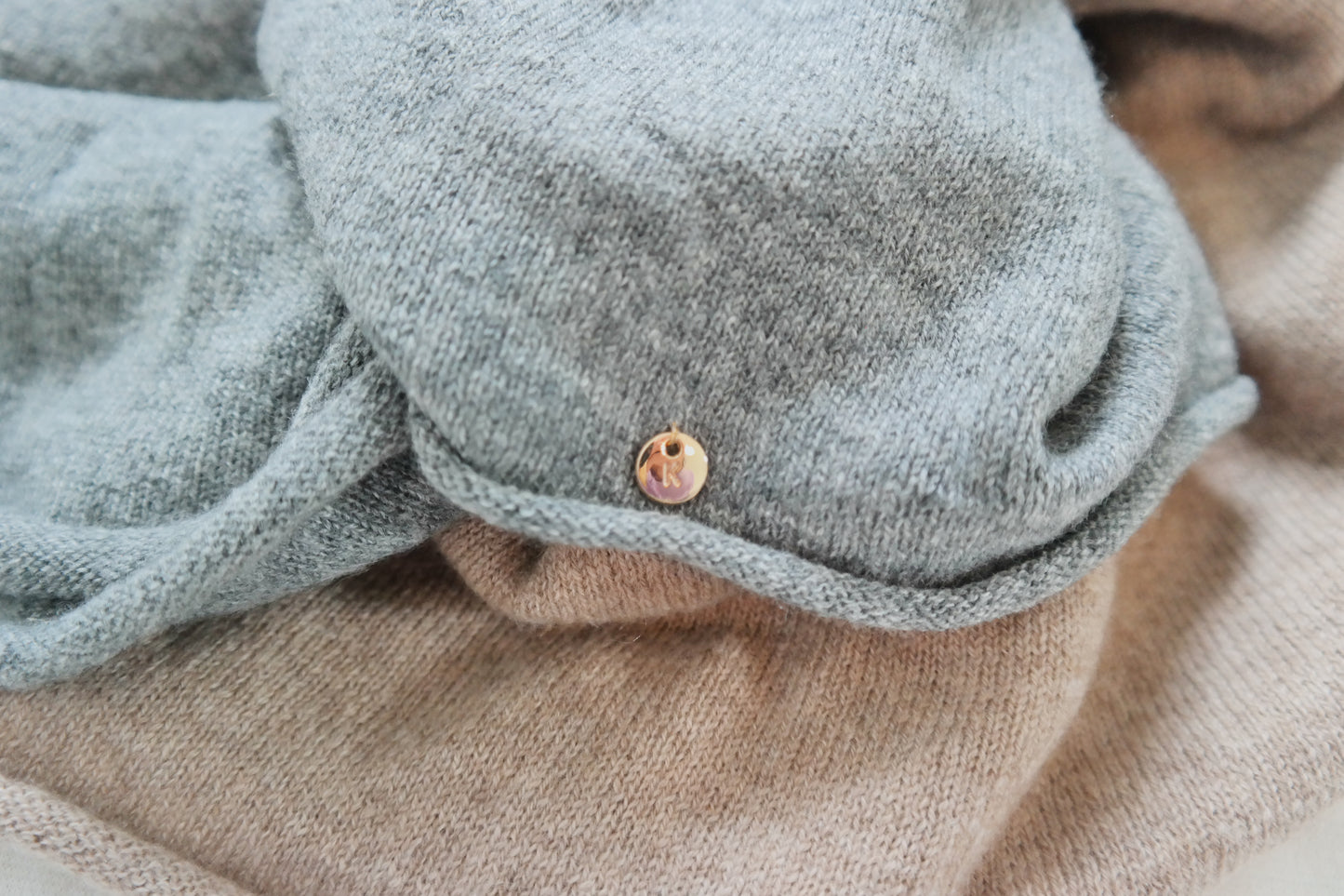Kaschmir Schal Loop in Beige und Grau mit goldenen Reparaturen