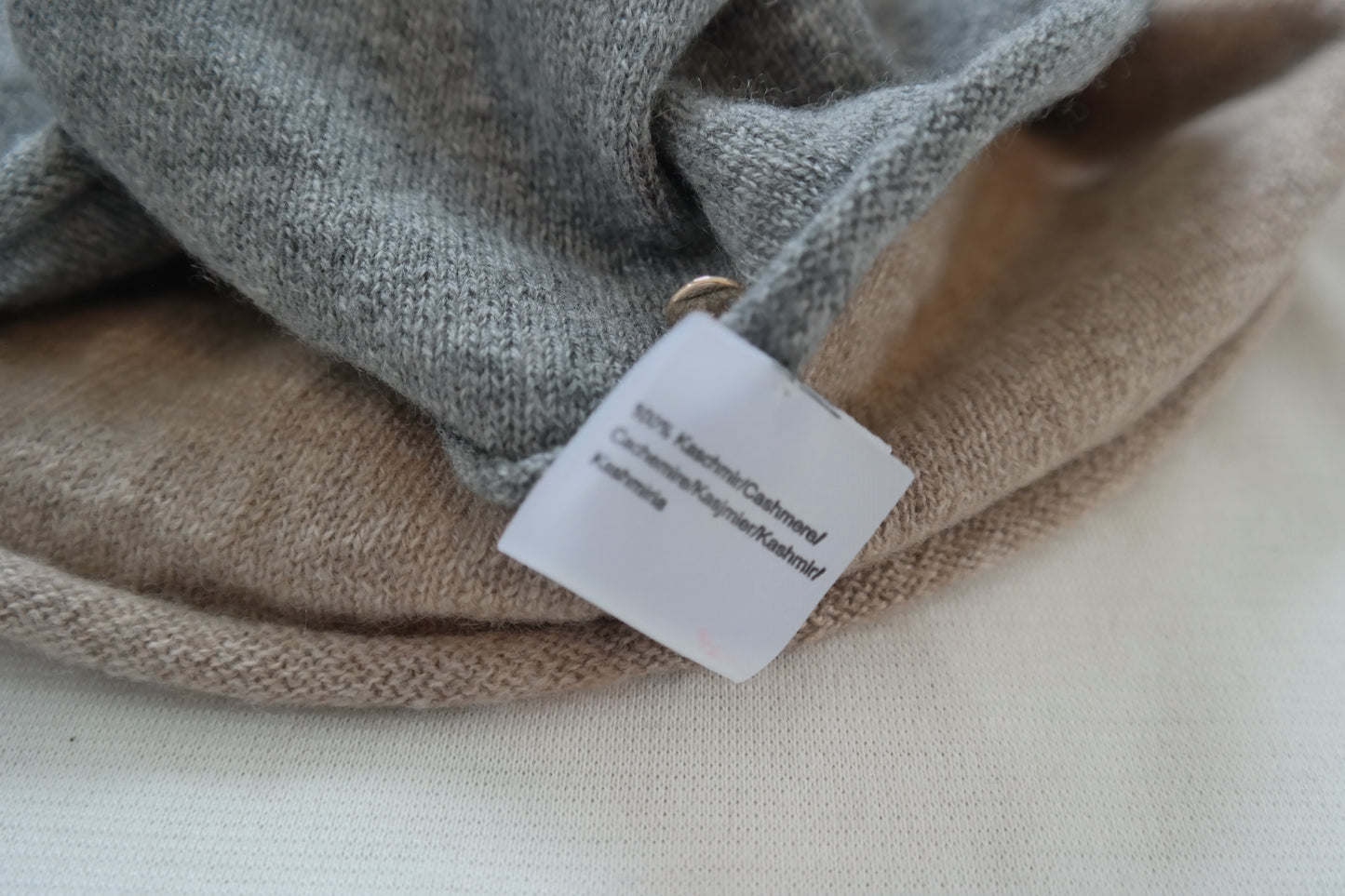 Kaschmir Schal Loop in Beige und Grau mit goldenen Reparaturen
