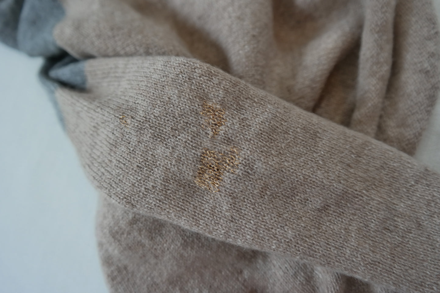 Kaschmir Schal Loop in Beige und Grau mit goldenen Reparaturen