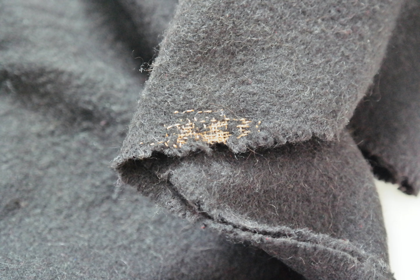 Kaschmir Schal Schwarz mit goldenen Reparaturen
