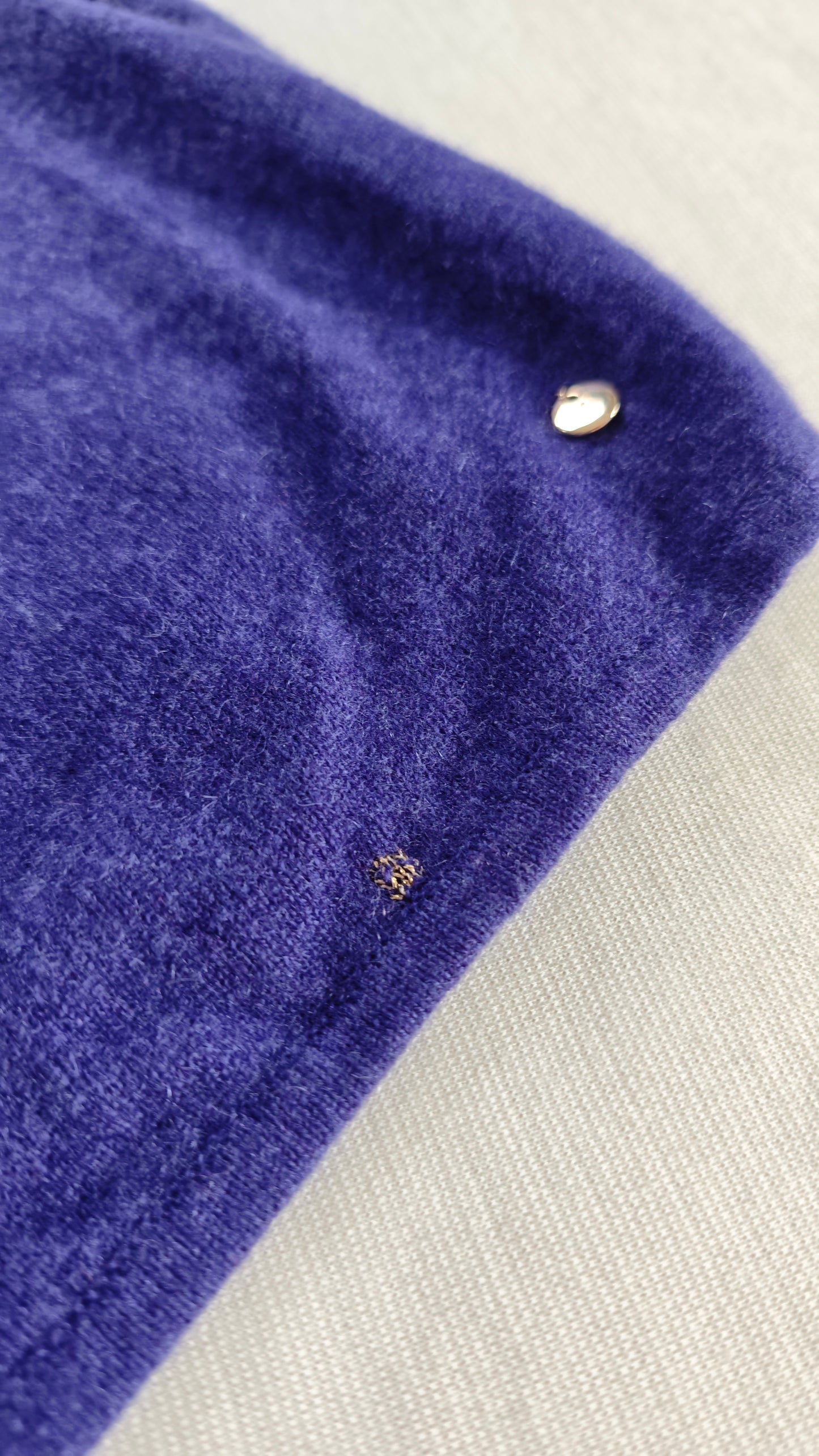 Kaschmir Schal in Lila mit goldenen Reparaturen