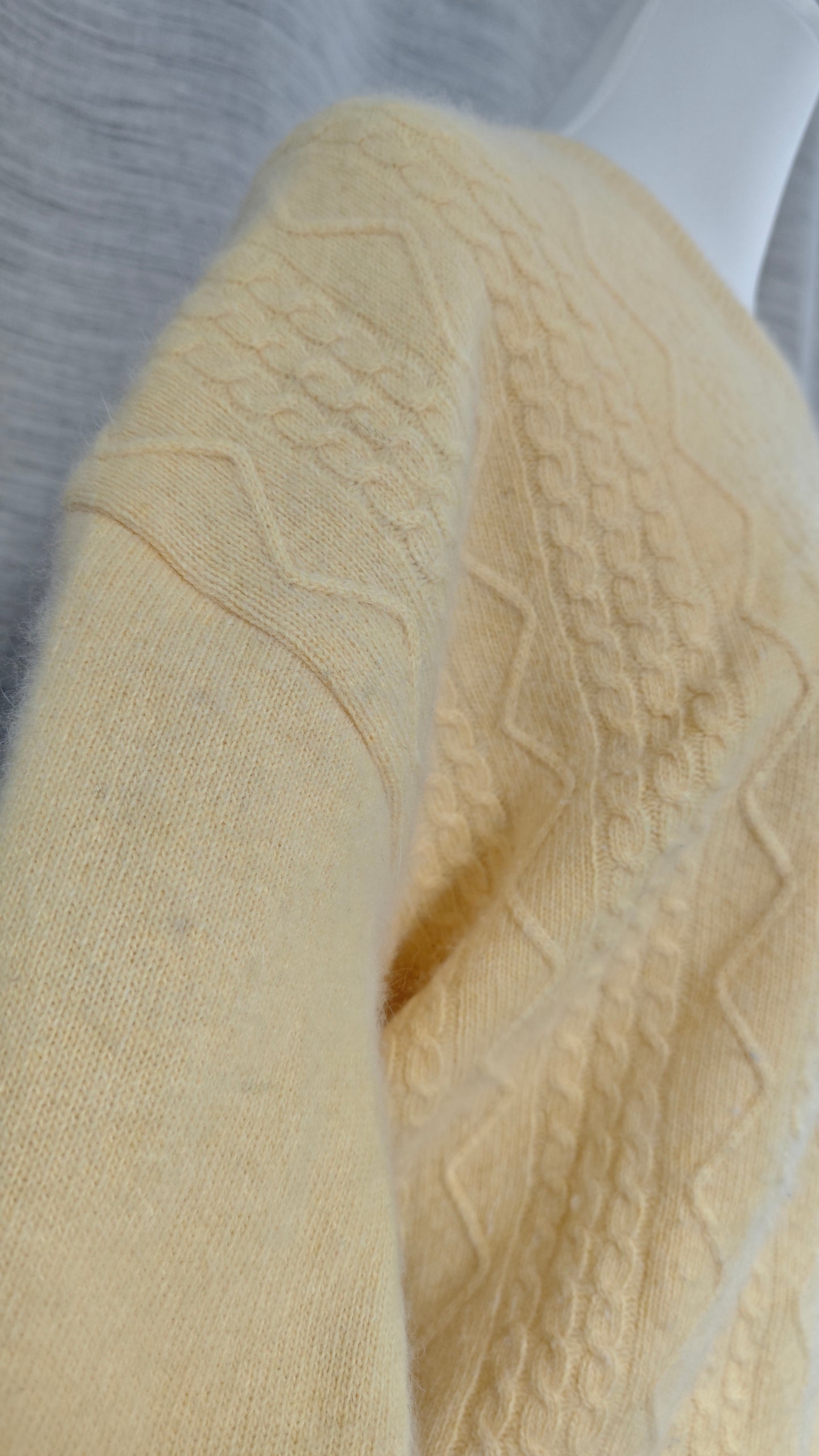 Pullover in Buttergelb mit V-Ausschnitt und Zopfmuster XL (B-Ware)