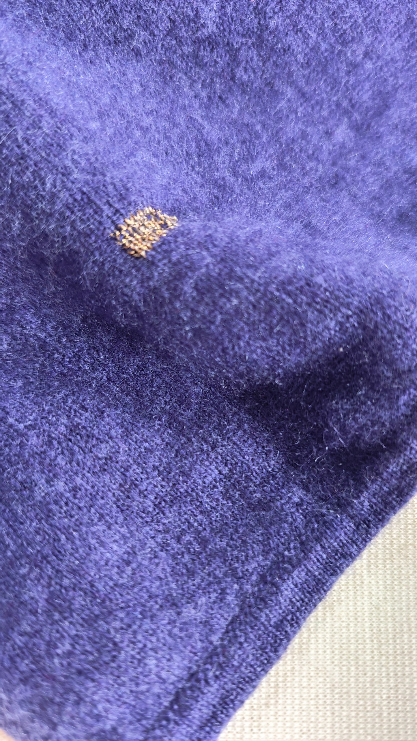 Kaschmir Schal in Lila mit goldenen Reparaturen