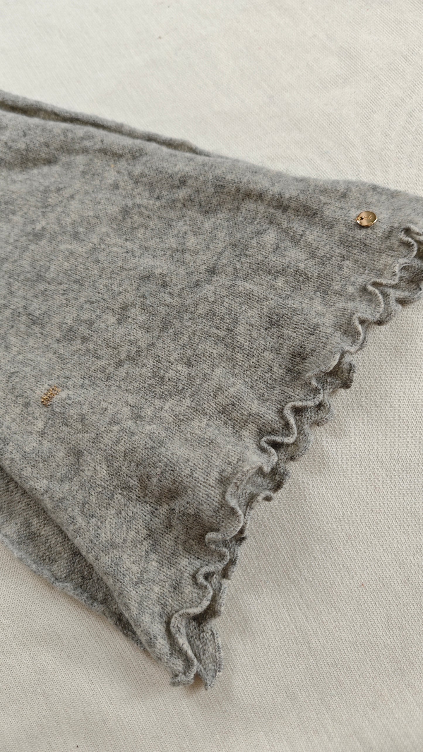 Kaschmir Schal in Grau mit goldenen Reparaturen