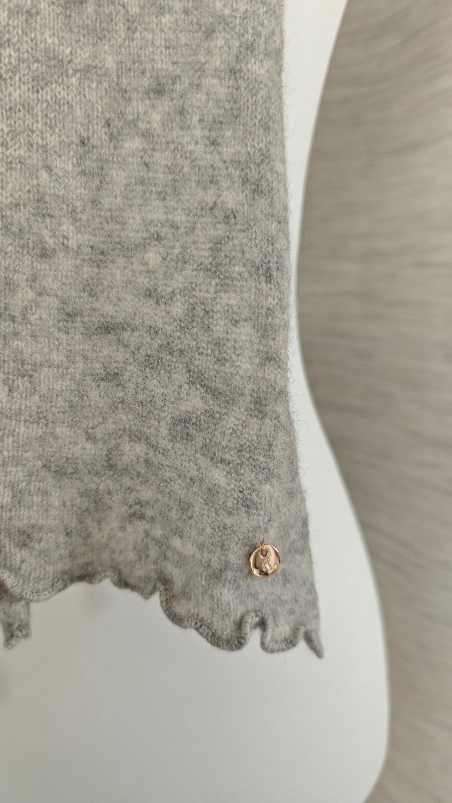 Kaschmir Schal in Grau mit goldenen Reparaturen