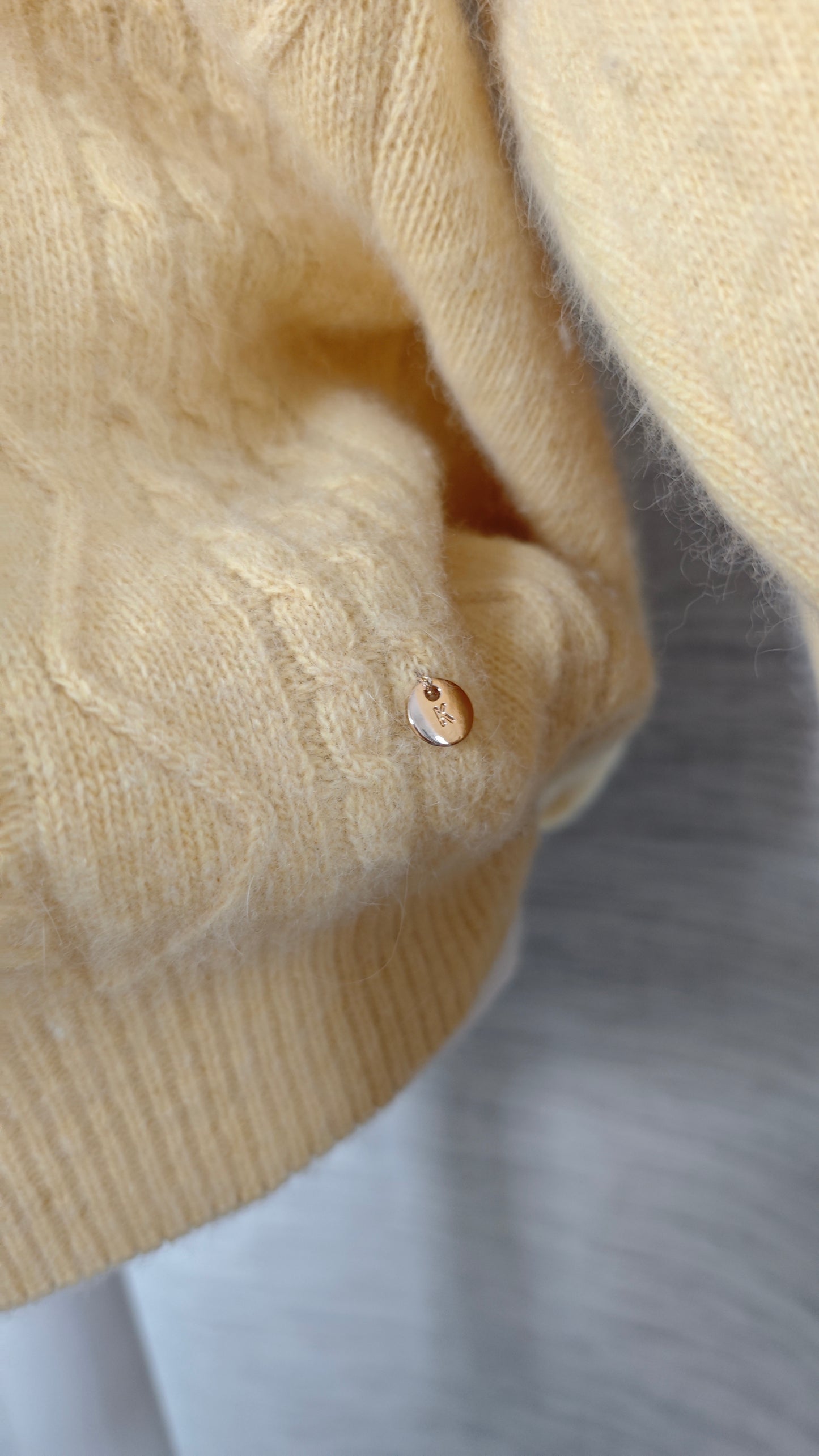 Pullover in Buttergelb mit V-Ausschnitt und Zopfmuster XL (B-Ware)