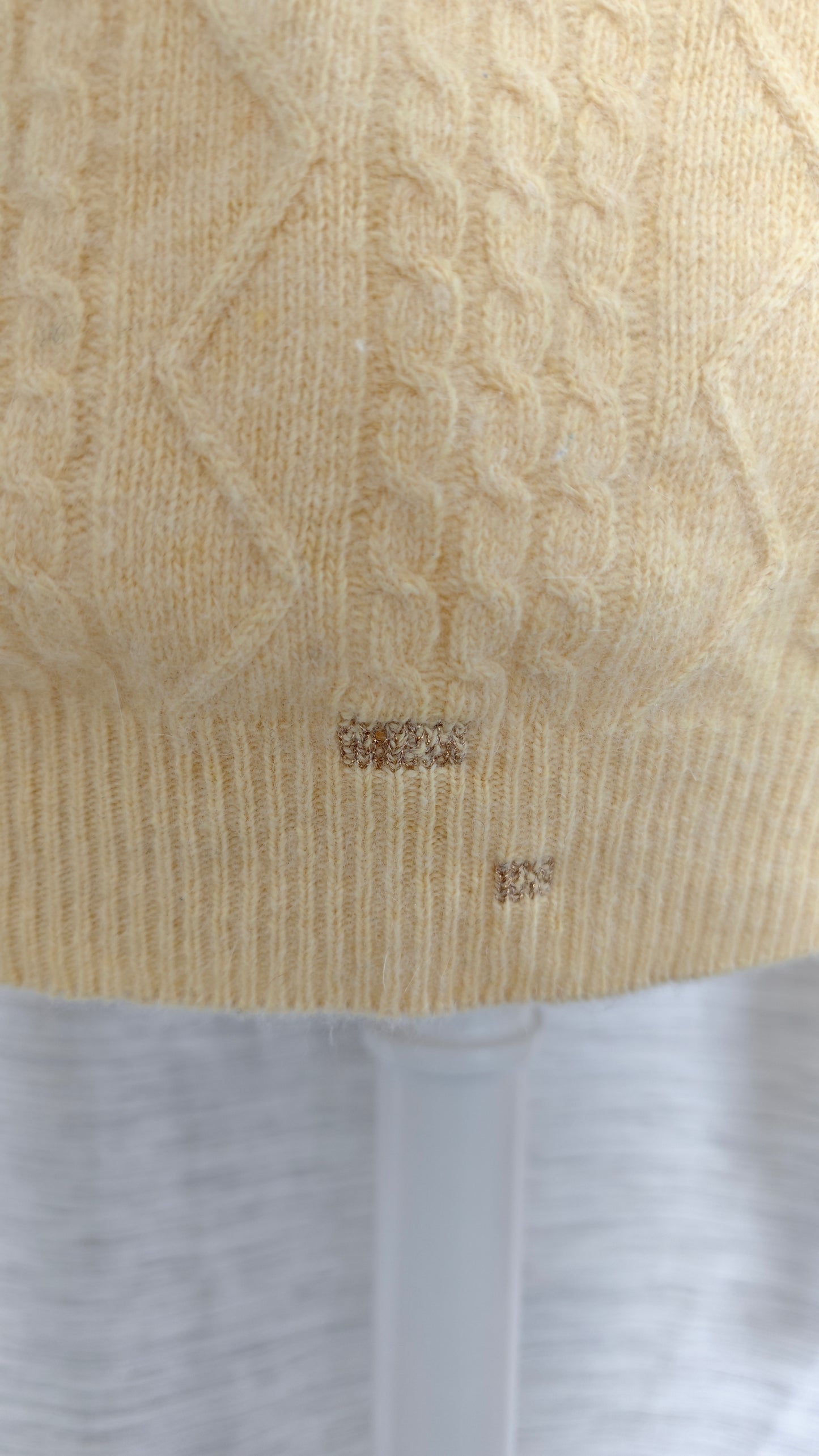 Pullover in Buttergelb mit V-Ausschnitt und Zopfmuster XL (B-Ware)