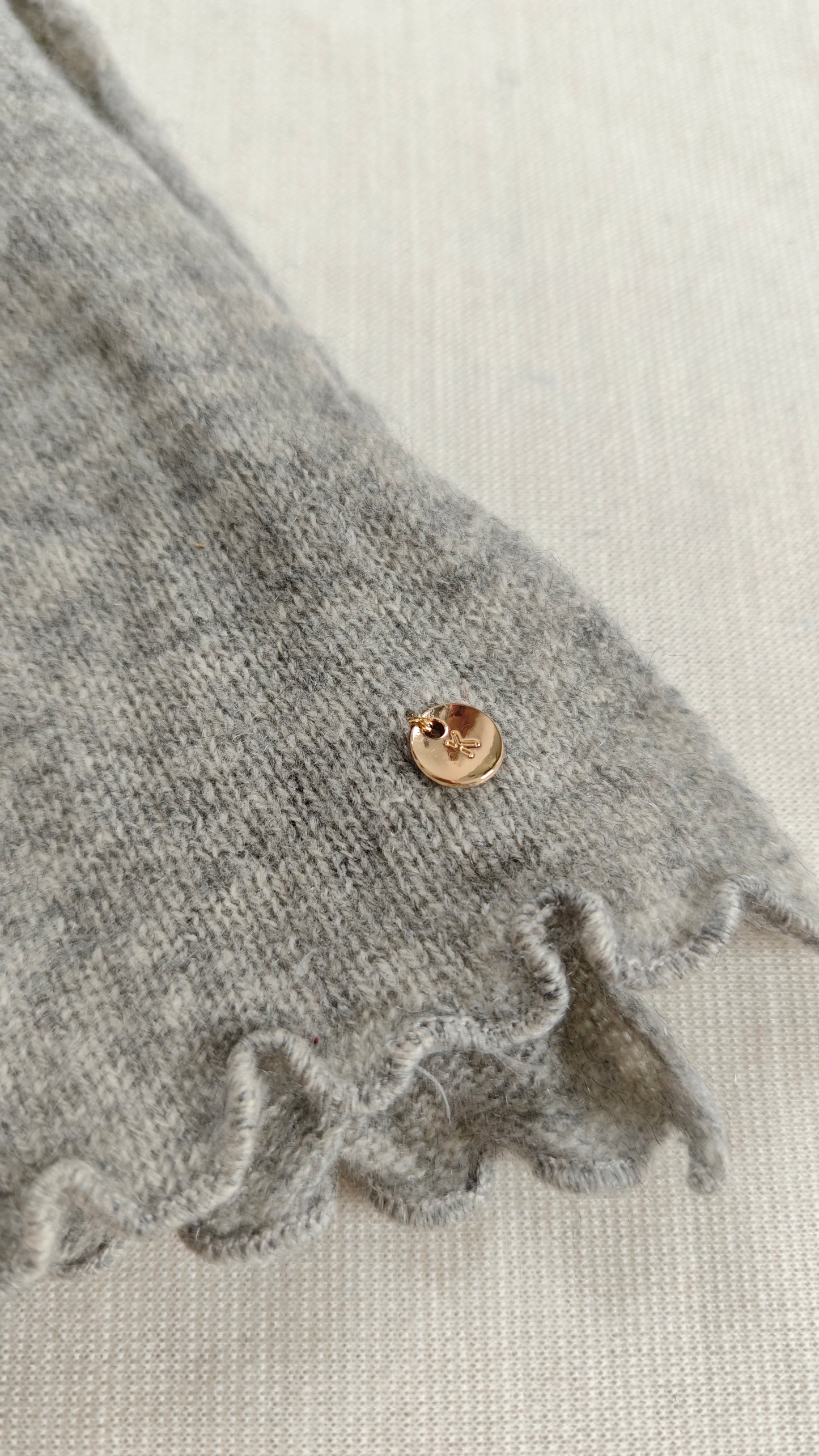 Kaschmir Schal in Grau mit goldenen Reparaturen