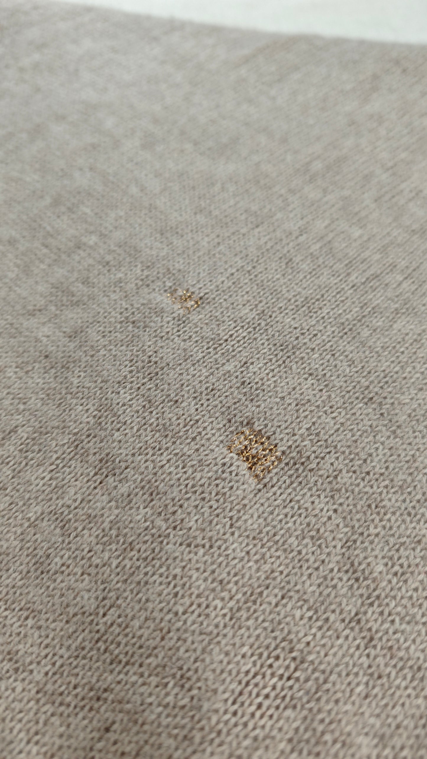 Kaschmir Schal in Beige mit goldenen Reparaturen