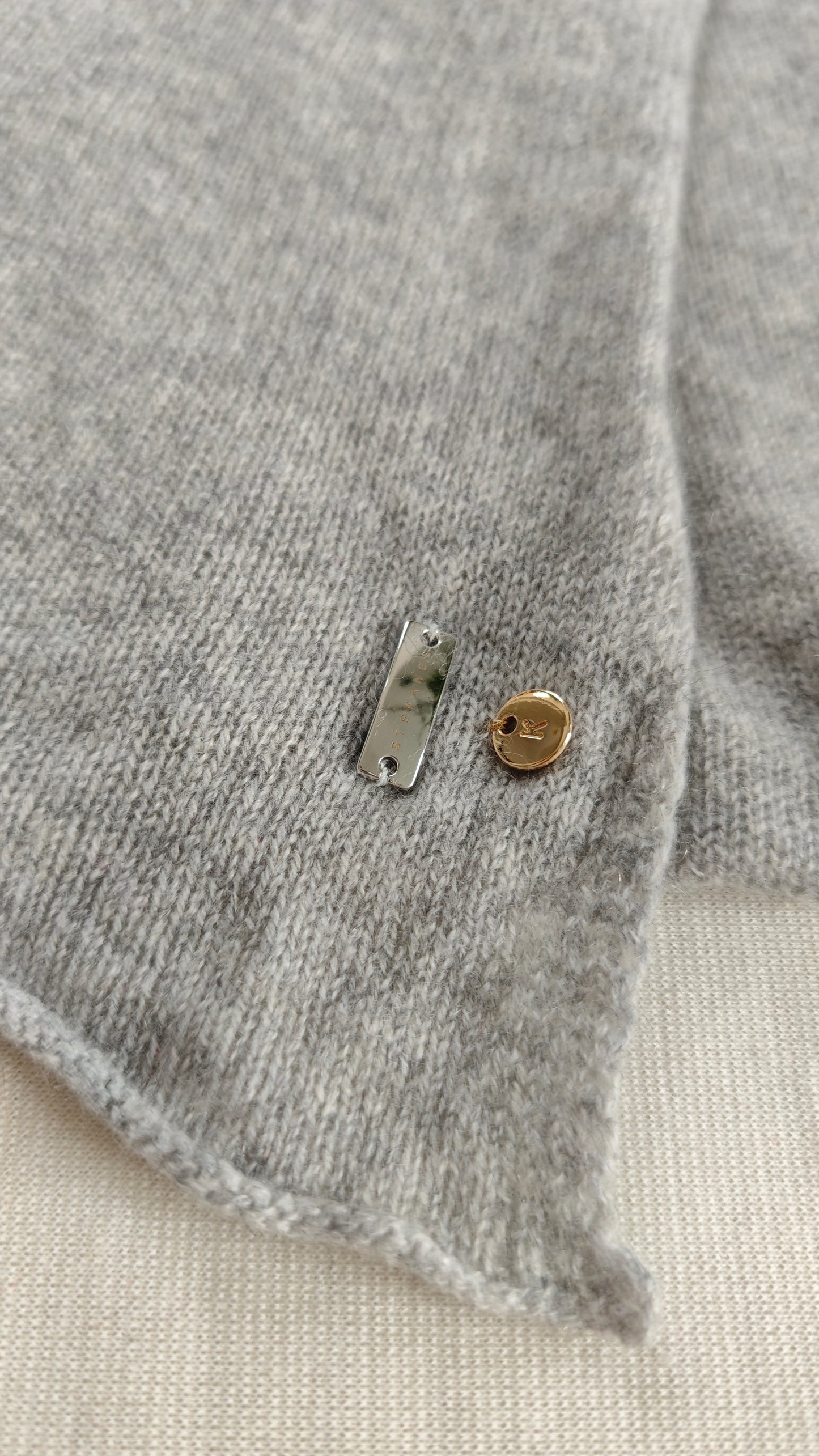 Kaschmir Poncho in Grau mit goldenen Reparaturen